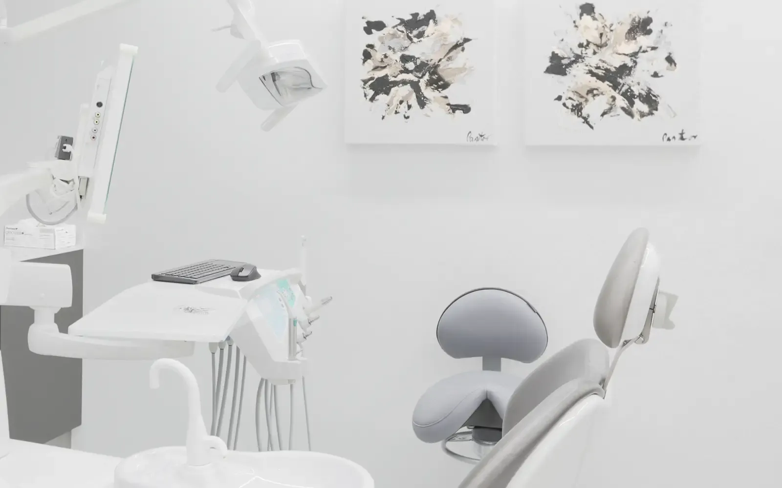 Heller Behandlungsraum bei Konzeptdental