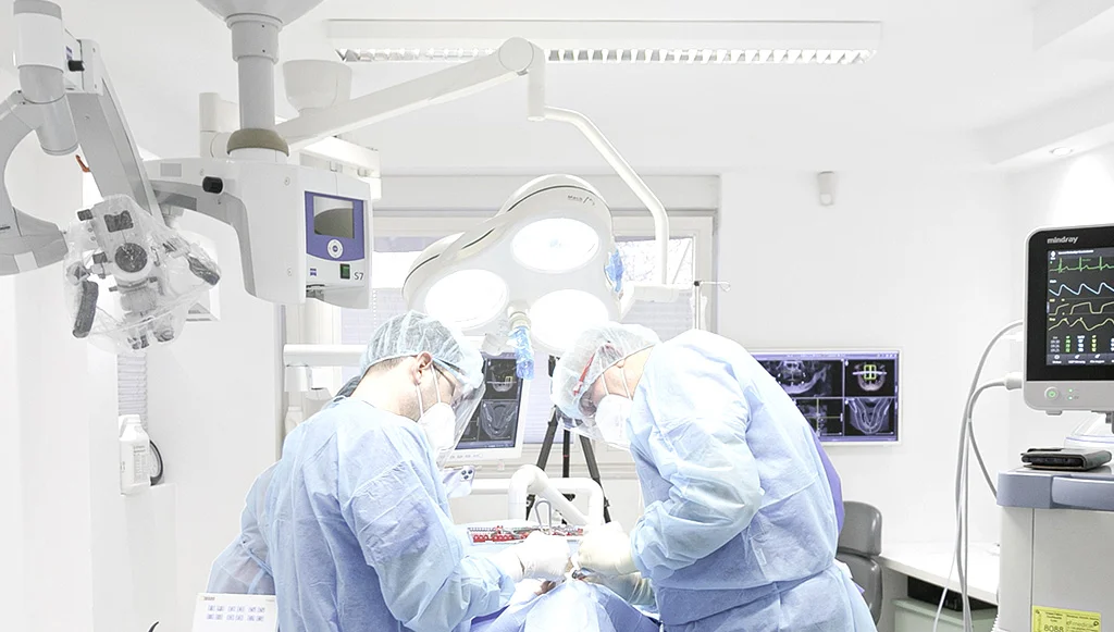 Konzeptdental-Team während eines Eingriffs im OP-Raum