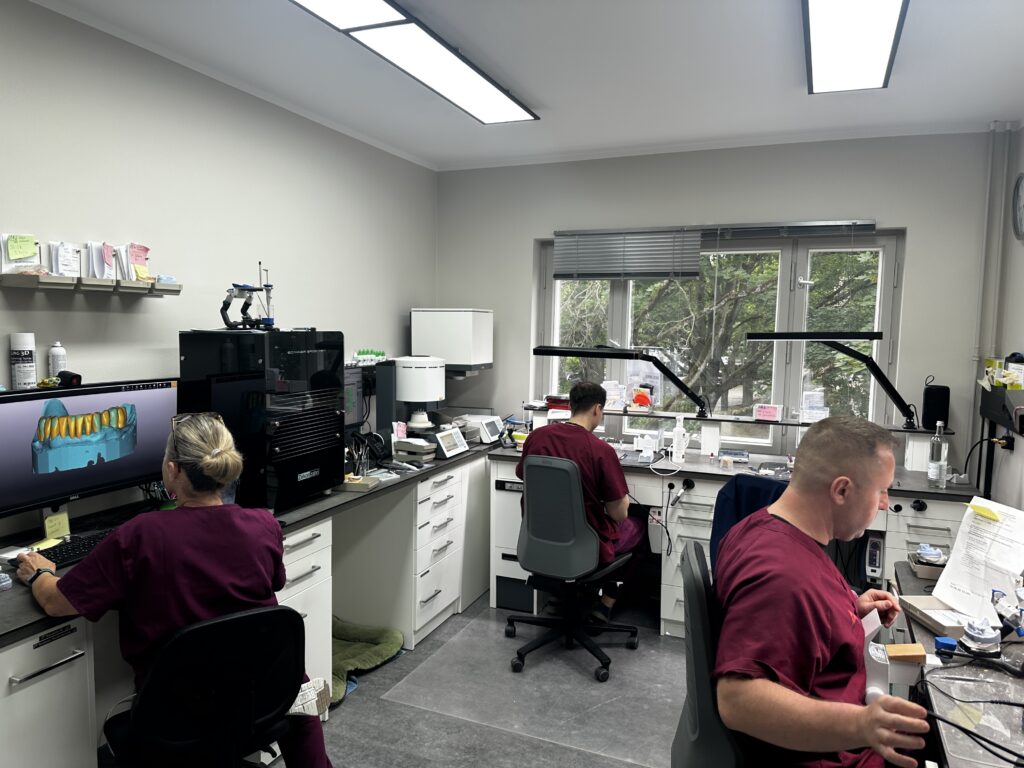 Zahntechniker arbeiten im hauseigenen Konzeptdental-Labor